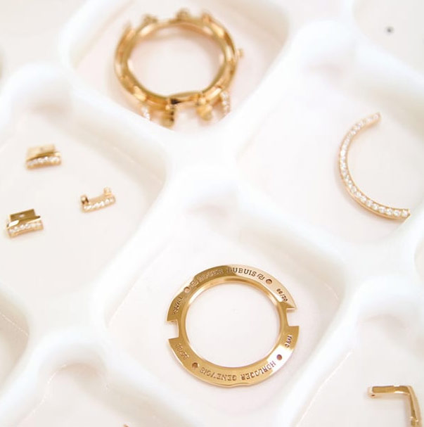 Install the movement into the case after cleaning parts and carry out testing - Hengdeli Official Repair Service Center